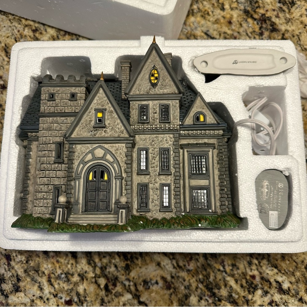 DC Comics Village Batman‎ Wayne Manor Bruce and Alfred Department 56 - Picture 11 of 13